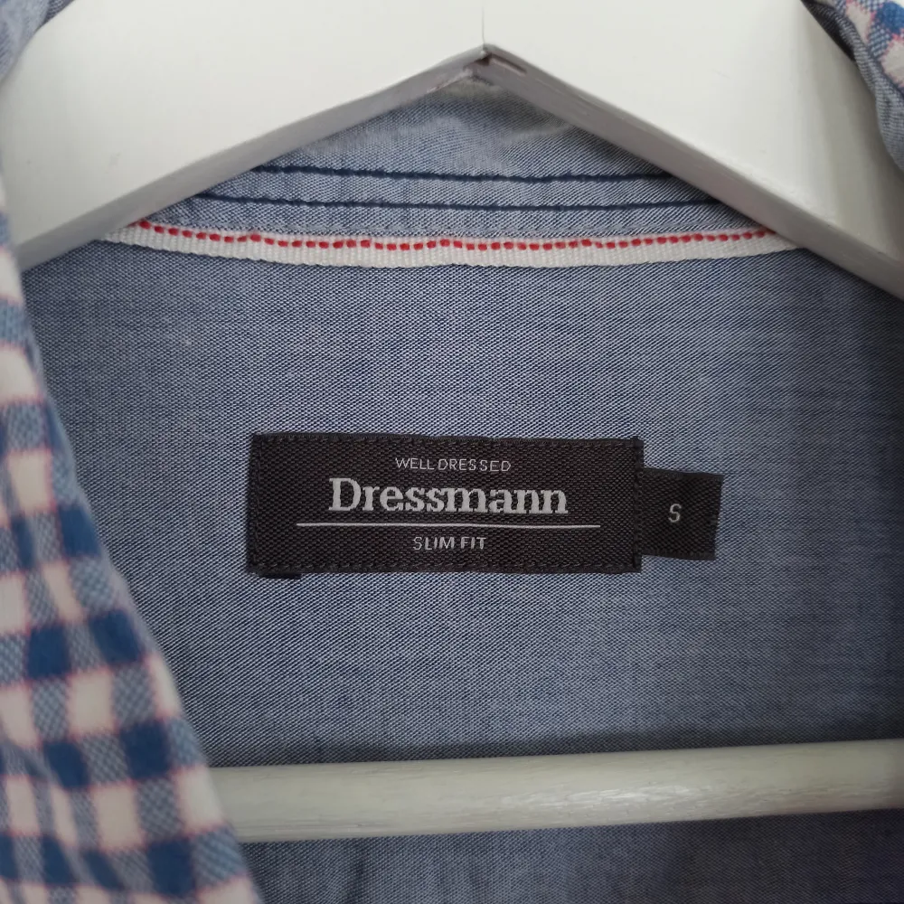 Stilren kortärmad skjorta från Dressmann, storlek S.  Perfekt inför sommaren, går fint att ha både öppen och stängd🌟 Säljes då den är urvuxen, därav inga tecken på användning.  Priset kan diskuteras, tveka inte på att skriva om du har frågor! ☺. Skjortor.