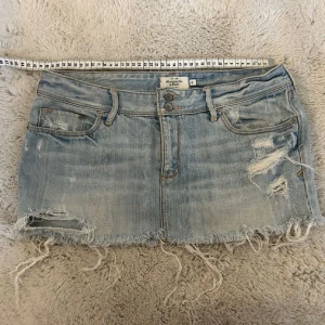 Jeanskjol - Skitsnygg jeanskjol med revor!⚡️ 