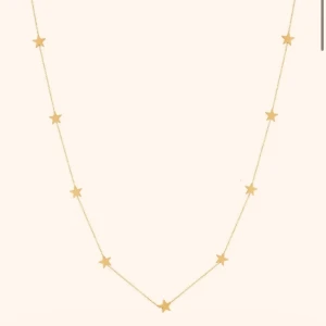 Edblad halsband - Säljer dessa guld halsband, säljer pågrund av jag nt gillar guld💗 skriv för fler bilder.