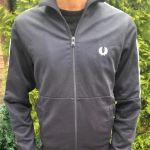 Fred Perry, ful zip med krage  - Jag säljer denna Fred Perry tröja. Den är i perfekt skick. Original priset på den är 1500 men jag säljer den för endast 300kr