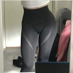 Tights från gymshark i fint skick. De första två bilderna är lånade, färgen är ljusare grå vilket syns på sista bilden.