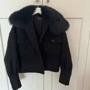 Meotine jacka  - Säljer min svarta Meotine jacka då den inte kommer till användning. Stl xs-s. Den har tyvärr tappat en knapp vid fickan, men det är inget som märks av. Priset är diskuterbart vid snabb affär!