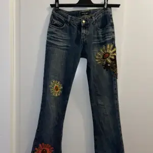 Miss Sixty jeans med blommor. Jättebra kvalite, Flare Storlek XS