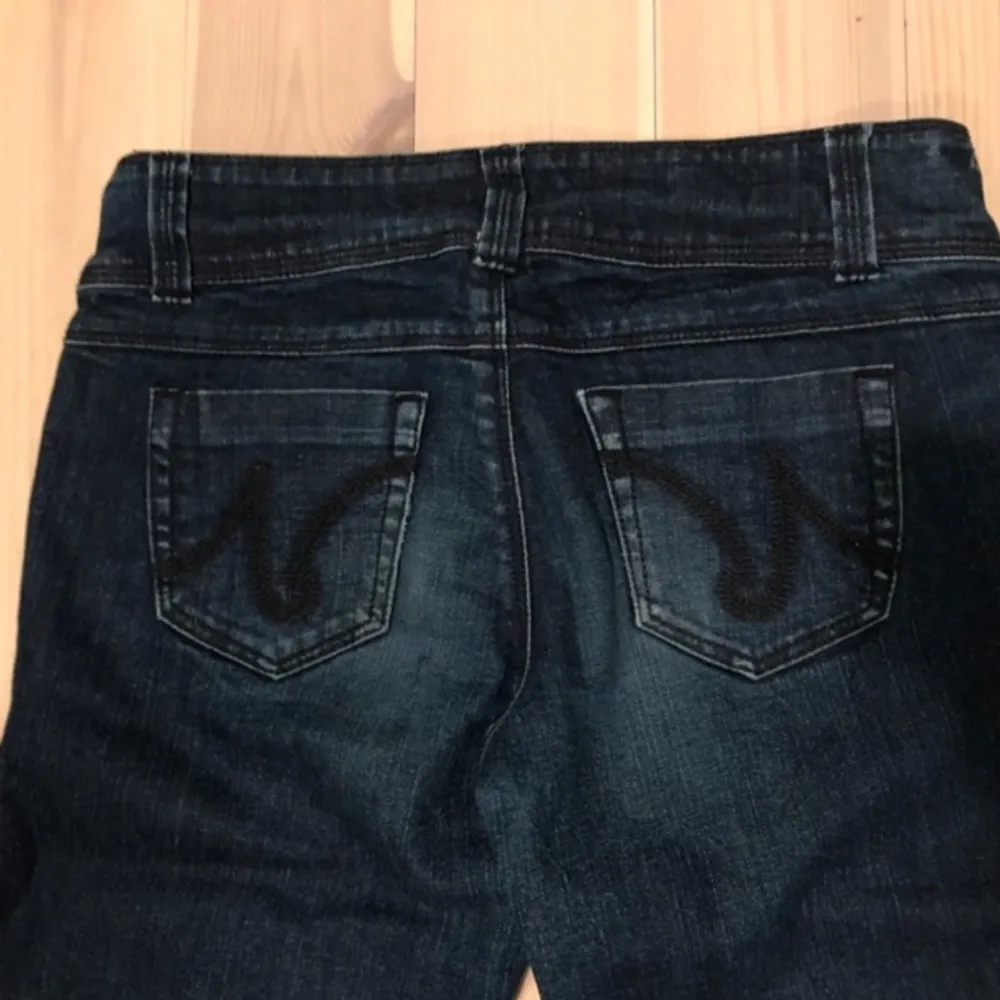 snygga lågmidjade mörkblåa bootcut jeans, superfint skick!! skriv för fler bilder eller info💞. Jeans & Byxor.