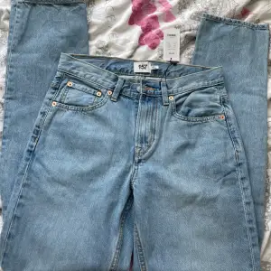 Säljer dessa jeans ifårn lager 157. Modellen är straight. Helt nya med prislapp, säljer så dom är lite stora på mig.