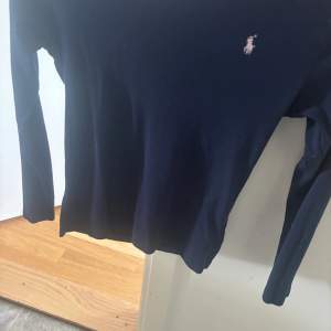 Mörkblå tröja ifrån ralph lauren, vet inte storlek eftersom det har försvunnit lite men skulle nog säga S-L. Bra skick, köpt för 400kr, säljes för 150kr. Ge bud om priset inte funkar