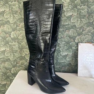 Klackskor - Svarta klackar, använda fåtal gånger 