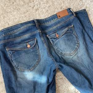 Lågmidjade vintage jeans (bootcut) med coola fickor. Sitter lite oversized på mig som brukar ha storlek 38. Väldigt långa så rekommenderar till personer med längre ben🥰 storleken på jeansen är mätt i midja, dvs W 34💞