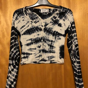 Weekday tröja - Nyskick  Mjuk  Stretch knappar går att öppna