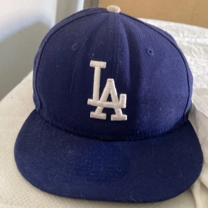 La keps nu till Salo fixar i ordning den innan jag skickar lägg ett bud på den!! - De är i bra skick de är en blå la cap 🍾