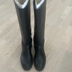 Stövlar - Stövlar från Ida Carlsson x NA-KD i storlek 39. Köpte nya på Plick och har använt de 2/3 gånger. Mycket bra skick.