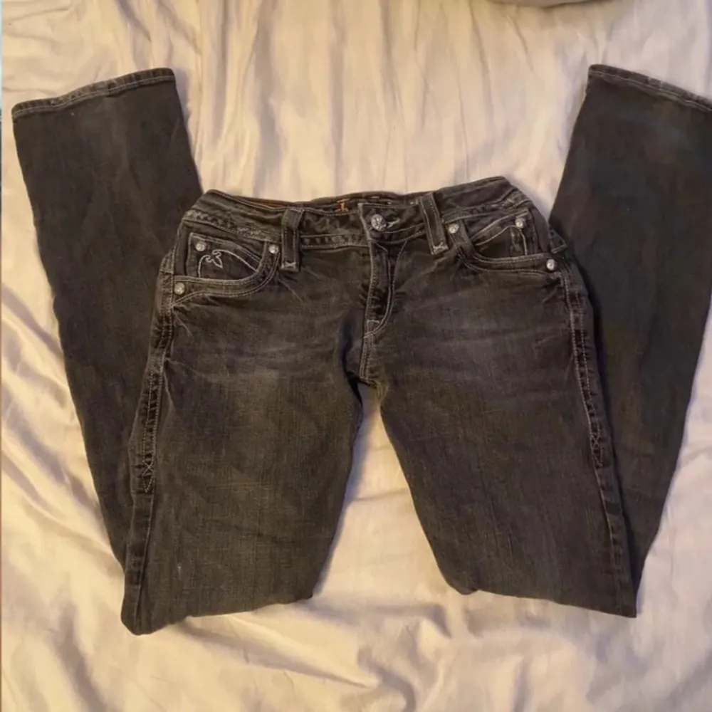 Säljer dessa lågmidjade bootcut jeans från rock revival då de inte kommer till användning. Byxorna är i mycke bra skick och har använts få gånger. (pris kan diskuteras) 💕. Jeans & Byxor.