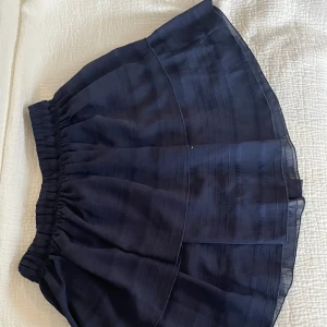 J.Lindeberg kjol oanvänd - Oanvänd J.L kjol i navy 