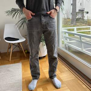 Snygga gråa jeans i oanvänt skick ifrån zara