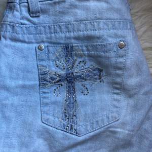 Ett par ljus blåa jeans shorts med snygga kors & diamanter på bakfickorna. Kontakta vid frågor🩵🩵🩵