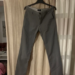 Nya Hugo Boss byxor - Väldigt snygga byxor i nyskick! Stl 48  Nypris 1699:-