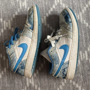 Blåa Jordan - Skick 7/10. Säljer den för dem är för små. Strl 38,5 