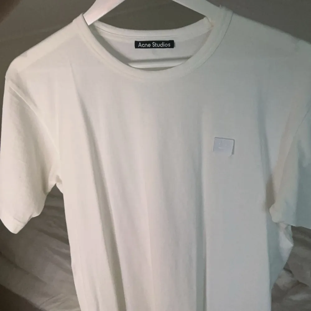 säljer denna vita Tshirt från Acne Studios jag som är för liten för mig och därav inte kommit till använding, som ny !!! 🤍 nypris 1400kr. T-shirts.