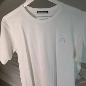 säljer denna vita Tshirt från Acne Studios jag som är för liten för mig och därav inte kommit till använding, som ny !!! 🤍 nypris 1400kr