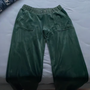 Gröna Juciy couture byxor  - De har inget band bara men annars inget som är fel på byxan den är bara lite smutsig nere vid benet men man märker inte så mycket 