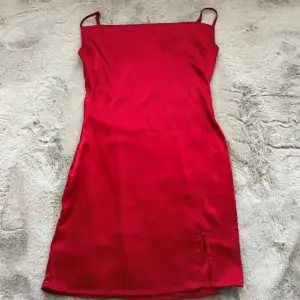 Röd satin klänning,köpt för något år sen från light in the box,använd endast 1 gång och det var en julafton. Normal i storlek,super fint skick och skönt material. Dragkedja på högra sidan av kroppen & sedan en liten slits längst ner på vänster sida.