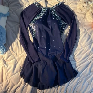 Konståkningsklänning - Säljer min gammla konståkningsklänning i storlek xs. Köpte den för 1 år sedan på light in the box för 2000 kr. Den är i nytt skick då jag bara använt den en gång. Skriv om ni vill ha fler bilder eller undrar något. 