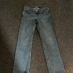 Weekday jeans i modellen arrow. Storlek 25/32. Dem har ett litet rött sträck långt ner på baksidan av benet, men det är litet och syns knappt.
