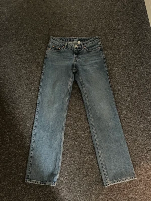 Weekday arrow jeans - Weekday jeans i modellen arrow. Storlek 25/32. Dem har ett litet rött sträck långt ner på baksidan av benet, men det är litet och syns knappt.