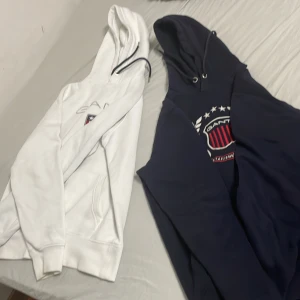 Gant hoddie - Säljer dessa hoddies då de blivit för små. De är bra sick Bara att skriva privat för mer frågor och bilder