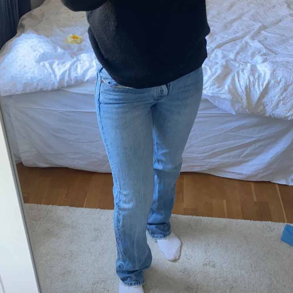 Så snygga raka jeans från Zara. I väldigt bra skick, inga fläckar! Man stänger byxorna med knappar. Perfekt längd (jag är 172cm). Jeans & Byxor.
