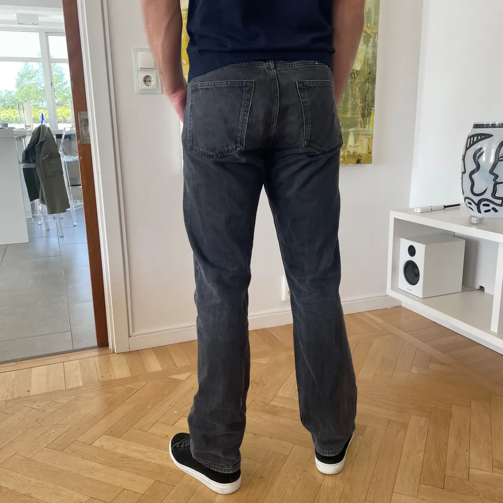 Bra skick men litet hål vid knappen.  Jag är 187cm lång. . Jeans & Byxor.