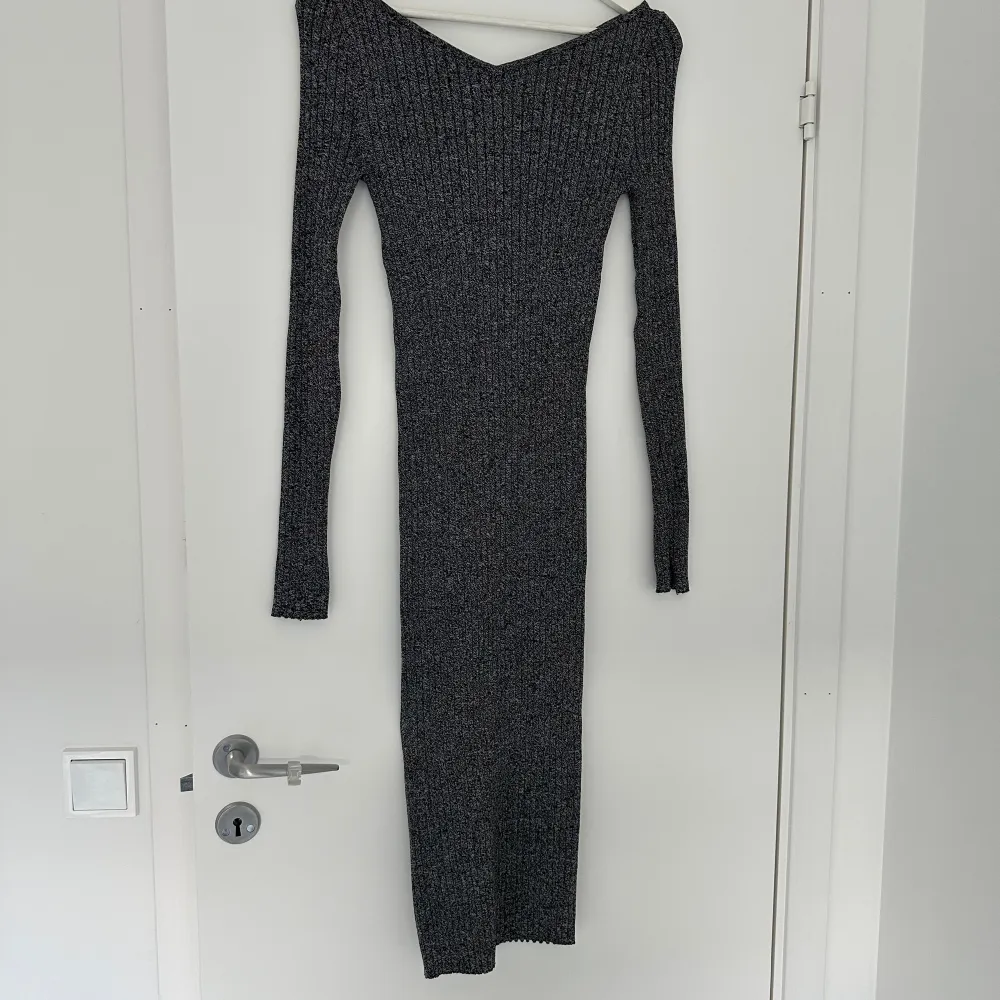 Ribbad klänning från H&M. Stretchig och superskön Aldrig använd. Klänningar.