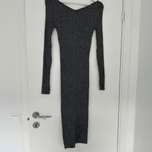 Ribbad klänning från H&M. Stretchig och superskön Aldrig använd
