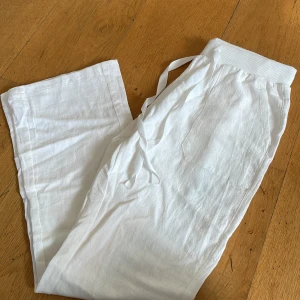 Linnebyxor Aloha Label - Linnebyxor liknande Aloha Label, köpta här på Plick så aldrig använda då de var för små🫶
