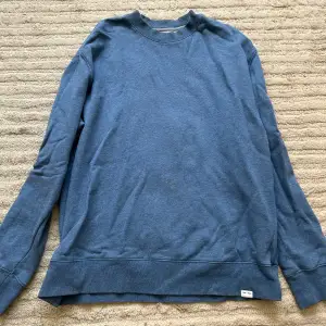 en sparsamt använd samsoe samsoe tröja i blå färg, tröjan är storlek L och passar om man är upp mot 180+, nypris ligger på 1200kr ungefär.