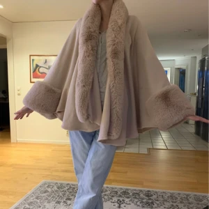 rosa cape - INTE ÄKTA PÄLS!  Väldigt bra skick 💖 nypris runt 1000kr