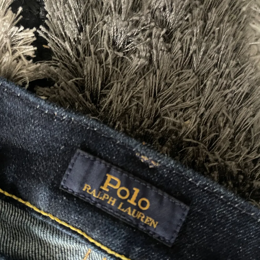 Tjena, säljer par helt nya ralph lauren jeans för billigt. W34 L 30 har den och har använt den 2-3 gånger. Går ner vid snabbaffär och skriv till mig för mer information.🧚‍♀️. Jeans & Byxor.