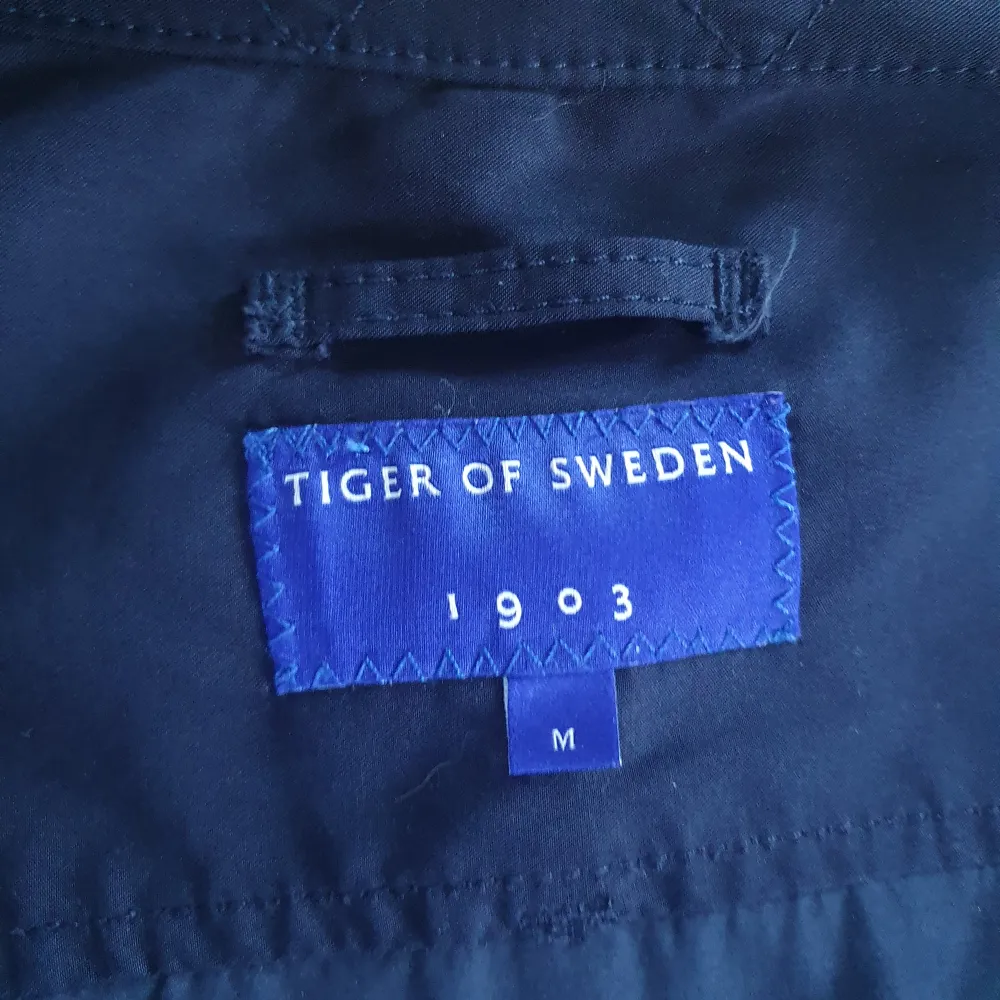Säljer denna snygga jacka från Tiger Of Sweden som jag köpte förra året. Säljer pga att den inte riktigt är min stil. Skicket på jackan är väldigt bra och det finns inga synliga skador på den.. Jackor.