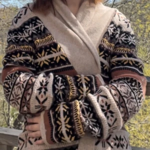 Kofta - En kofta med super fint mönster! Super mysig men kommer tyvärr inte i användning. I nyskick!!