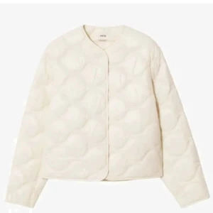 Mango jacka - SLUTSÅLD beige tunn vår/sommarjacka i dun 🎀 Fint skick Strl S  700kr nypris 400kr mitt pris 