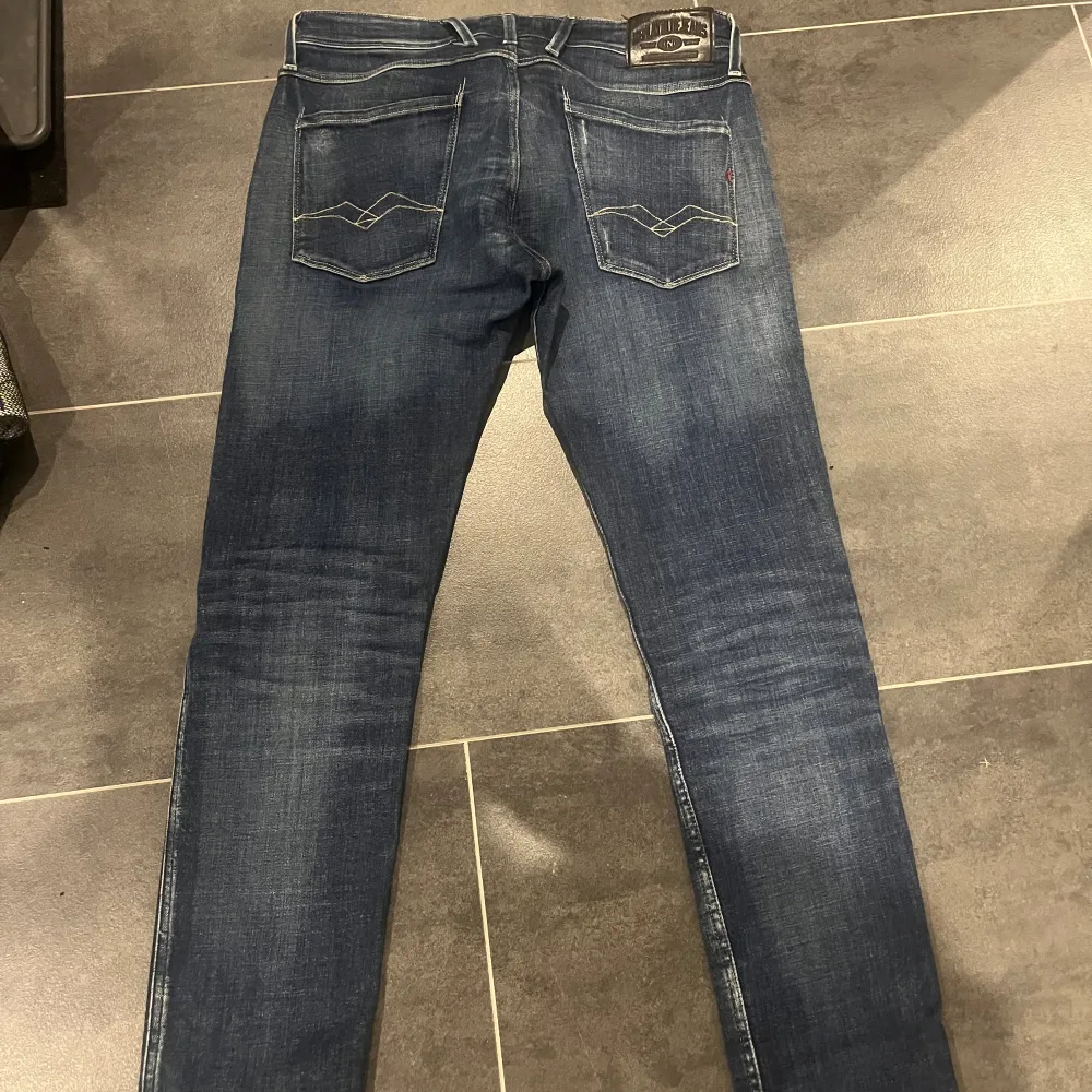 Hej! Jag säljer mina helt nya replay jeans. Det är riktigt sköna och lite slim och är i 10/10 skick. Självklart äkta! . Jeans & Byxor.