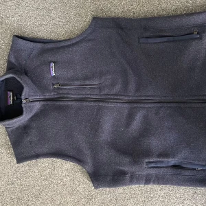 Patagonien väst  - Hej, nu säljer jag en väldigt eftertraktade väst, storlek M. Som nu inte heller kommer till användning. Skick 9/10. Pris går att diskuteras vid snabbköp!