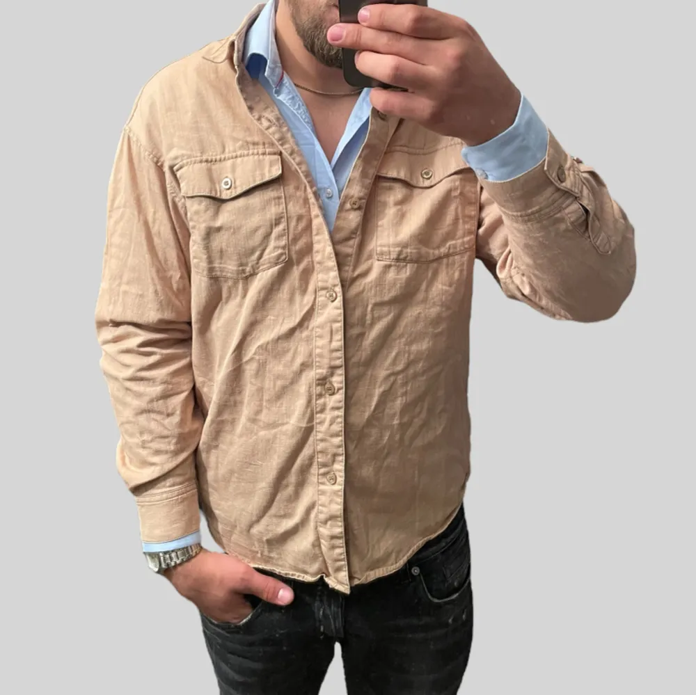 Säljer denna riktigt snygga linne overshirten perfekt för dig som söker en tunnare overshirt. Vid frågor och funderingar skriv gärna! . Jackor.