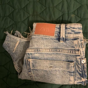 Jeansshorts - Så fina jeansshorts från Zara🌟🌟 De är i gott skick, perfekt till sommaren! Jag säljer eftersom de är för små 