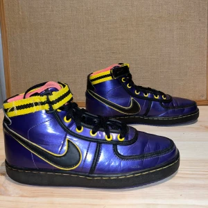 Nike Dunks - Säljer mina otroligt färg härliga höga Nike Dunks i storlek 39   Köpta på Sneakers and Stuff i Stockholm. Använt mycket få gånger.   Funkar även lite som gummistövlar.  8,5/10 i skick 