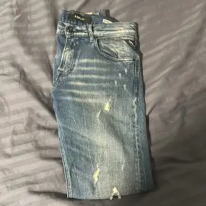 Slim tapered Replay jeans. Skick 9/10. Jeansen är storlek 29.  Bara att fråga efter mer bilder eller andra frågor.