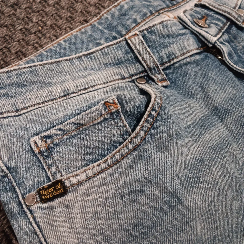 Tiger of Sweden jeans. Nypris ca 1600 kr, mitt pris 399 kr. Skicket är 9/10. Passformen är straight men sitter som slim och storleken är 31/34.. Jeans & Byxor.