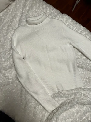 Vit stickad polotröja - Helt ny med lappen på. Otroligt mjuk!