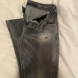 Säljer min killes dondup-jeans i modellen George storlek 31. Mycket bra skick då dem är sparsamt använda. 
