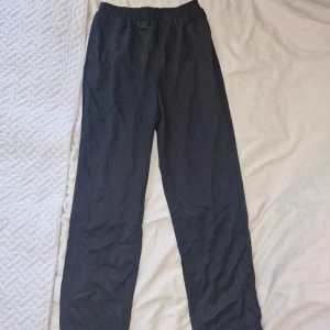Byxor - Sköna byxor i tunnt och luftigt material. Aldrig använda🫶🏼